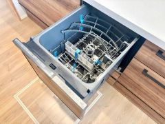 炊事時間を大幅に短縮できる食器洗浄乾燥機付き＾＾食器を洗う手間が減るので家族とのコミュニケーションの時間や自分の時間が増えますね。