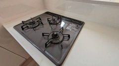 3種類の料理が同時に調理できる、3口ガスコンロ。忙しい夕食の支度時間が短縮できて効率よくお料理が楽しめます。