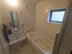 1日の疲れを癒すくつろぎのバスルーム。足を伸ばしてもゆったりと入れるサイズです。お子様と一緒にお風呂に入っても狭くないですね＾＾