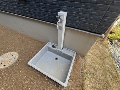 あると便利な外水栓。ガーデニングに、洗車に、泥遊びやペットの散歩の後に。