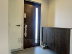 たっぷり収納できるシューズボックスです。家族全員の靴がきれいに整頓できます。棚の上にお花や写真を飾っても良いですね。