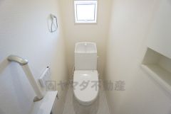 ウォシュレット付きトイレです。1階2階の2ヶ所にトイレがあるので、忙しい朝にもゆとりができますね＾＾