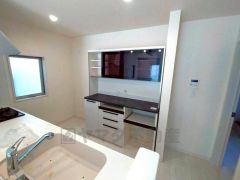 カップボード付きで家族分の食器や調理家電もすっきり収納。忙しい毎日の家事動線をスムーズにし、快適なキッチン空間を実現します。