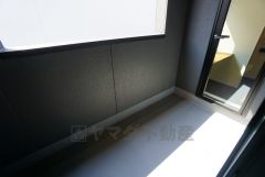 洋室と書斎スペースから出入りのできるバルコニー。インナーバルコニーなので眩しすぎる日差しも和らげます。