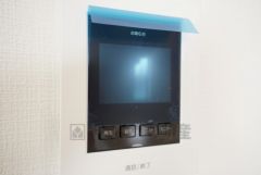 防犯性もばっちり、TVモニター付きインターホン完備。大きなモニターで玄関先を確認できます。録画機能が付いているので不在時の訪問者も確認できて安心です＾＾