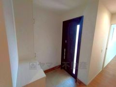 たっぷり収納できるシューズボックスです。家族全員の靴がきれいに整頓できます。棚の上にお花や写真を飾っても良いですね。