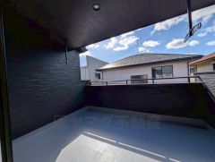 2つ目はインナーバルコニーになっているので少しの雨は洗濯物も大丈夫かも