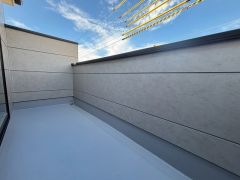 陽当たりの良いバルコニーです。お洗濯やお布団干しはもちろん、日光浴スペースにも。足元は防水工事施工済です。