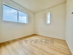 家具を選ばないナチュラルなフローリングとシンプルなクロスです＾＾