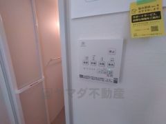 雨の日の洗濯も安心できる浴室暖房乾燥機付き浴室。リモコンで操作もボタン1つで簡単。