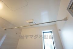 浴室には衣類の吊り下げ用パイプがあります。雨の日や外気の状態が気になる時は浴室乾燥機と組み合わせて使えるので、お洗濯の悩みが軽減できそうです。