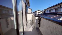 陽当たりの良いバルコニーです。お洗濯やお布団干しはもちろん、日光浴スペースにも。足元は防水工事施工済です。