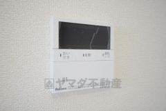 キッチン横からお湯張り、追い炊き、足し湯がボタン一つで楽々操作できる給湯機リモコンです＾＾忙しい夕飯の準備の時間帯に重宝しますね。