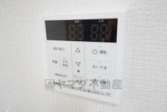 キッチン横からお湯張り、追い炊き、足し湯がボタン一つで楽々操作できる給湯機リモコンです＾＾忙しい夕飯の準備の時間帯に重宝しますね。