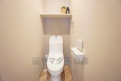 ウォシュレット、暖房便座、節電・節水機能など、使い勝手のよい高機能トイレです。上部には棚が付いています＾＾