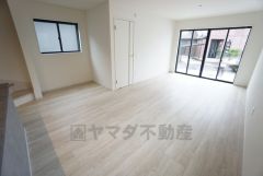 大きな窓のあるリビングは陽光あふれる明るい空間です。居心地良く、ご家族皆がゆったり寛げる憩いの空間となりそうです。