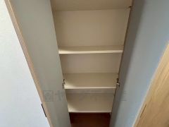 全居室はもちろん、廊下部分にも収納スペースあり＾＾可動棚付きなので収納したいものに合わせて高さが変えられ便利です＾＾