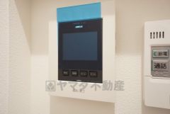 防犯性もばっちり、TVモニター付きインターホン完備。大きなモニターで玄関先を確認できます。録画機能が付いているので不在時の訪問者も確認できて安心です＾＾