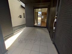 ゆとりのある玄関スペース。屋根があるので雨の日も安心ですね＾＾