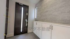 採光も考えられた明るい玄関です。たっぷり収納できるシューズボックス付きなので、家族全員の靴がきれいに整頓できます。