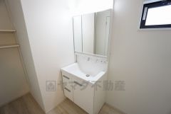 同仕様写真。現況と異なる場合は現況を優先します。洗面台、洗濯機置き場、バスルームが連なっている、生活導線の考えられた作りになっています。