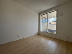 バルコニーに面していて日当たりがよく、寝室としての利用もおすすめです＾＾