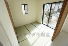 4.5帖。リビング隣には、ホッとできる和室を用意。客間としてはもちろん、お子様のお昼寝スペースや書斎としても活躍してくれそうです＾＾