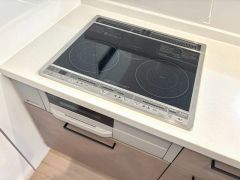 お手入れのしやすいIHクッキングヒーターです。3口コンロなので、効率よくお料理が楽しめます。毎日のお料理も楽しくなりますね＾＾