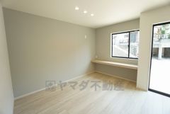 リビングにはカウンター付き。お子様の勉強の場や作業の場、インテリアを飾って趣味のコーナーとして活躍してくれそうです＾＾