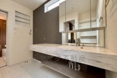 三面鏡つき洗面台。収納も一体型になっているので、ドライヤーやヘアアイロンの置き場に困りませんね。