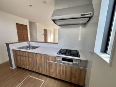 リビングダイニングを見渡せるキッチンです。家族とコミュニケーションをとりながら、