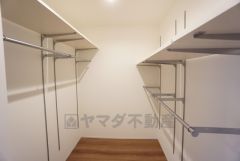 2階廊下には大容量のウォークインクローゼット付き。独立しているのでファミリークローゼットに＾＾大きなスーツケースなども収納できます＾＾ 