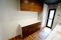 同仕様写真。キッチンの背面には大型のカップボードが設置されています。食器収納としてはもちろん、作業台や家電置き場としても使えます。