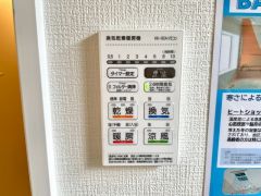 浴室暖房乾燥機には、暖房、乾燥、涼風、換気の4つの機能が付いています。タイマー付きです。雨の日はもちろん、急ぎで洗濯する必要のあるお子様の体操服や、下着類などを乾かすのに便利です。