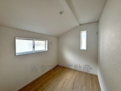 家具を選ばないナチュラルなフローリングとシンプルなクロスです＾＾