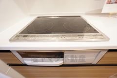 お手入れのしやすいIHクッキングヒーターです。3口コンロなので、効率よくお料理が楽しめます。毎日のお料理も楽しくなりますね＾＾