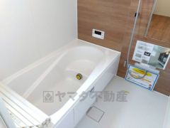 1日の疲れを癒すくつろぎのバスルーム。足を伸ばしてもゆったりと入れるサイズです。お子様と一緒にお風呂に入っても狭くないですね＾＾