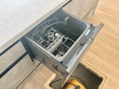炊事時間を大幅に短縮できる食器洗浄乾燥機付き＾＾食器を洗う手間が減るので家族とのコミュニケーションの時間や自分の時間が増えますね。