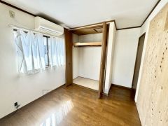 大きめのクローゼットがついた使いやすい洋室です。