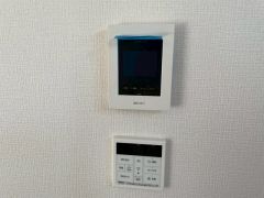 今や必需品となっておりますTVモニター付きインターホンです。録画・再生器のもついており防犯性もばっちりです。キッチン横にありワンタッチで外の方とお話ができますので便利です。