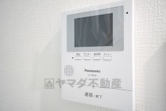 防犯性もばっちり、TVモニター付きインターホン完備。大きなモニターで玄関先を確認できます。録画機能が付いているので不在時の訪問者も確認できて安心です＾＾