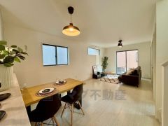 家族が集まる開放的なリビング。思い思いの時間を過ごしたり食事をしたり、素敵な団らんの場になりますね。