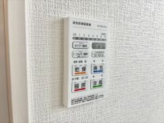 浴室暖房乾燥機付き。天候に左右されず、いつでも好きなときに洗濯物を干せるので、仕事や家事で忙しい方に重宝します。