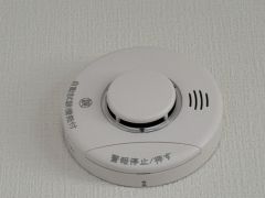 火災による煙や熱を感知して、警報音やブザー等で火災の発生を知らせてくれる火災警報器。