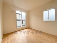 収納量たっぷりのオープンクローゼット付です散らかりがちな洋服類もきれいに整理できます。使用頻度が少ないものは枕棚の上に、足元には3段ボックスを置いて、フル活用できるクローゼットです＾＾