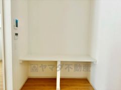 対面キッチン横にあるスタディーコーナー。キッチンからお子様のお勉強にも目が届きます。勉強やその他作業もはかどりそうですね。