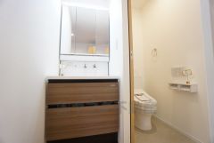 三面鏡裏収納付き洗面化粧台です＾＾ 歯磨きセットやスキンケア用品などの収納に便利ですね。