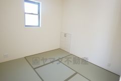 リビング隣には、ホッとできる和室を用意。お子様のお昼寝スペースや書斎としても活躍してくれそうです＾＾