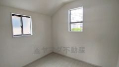 家具を選ばないナチュラルなフローリングとシンプルなクロスです＾＾