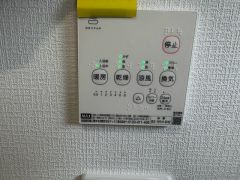 浴室暖房乾燥機には、暖房、乾燥、涼風、換気の4つの機能が付いています。タイマー付きです。雨の日はもちろん、急ぎで洗濯する必要のあるお子様の体操服や、下着類などを乾かすのに便利です。